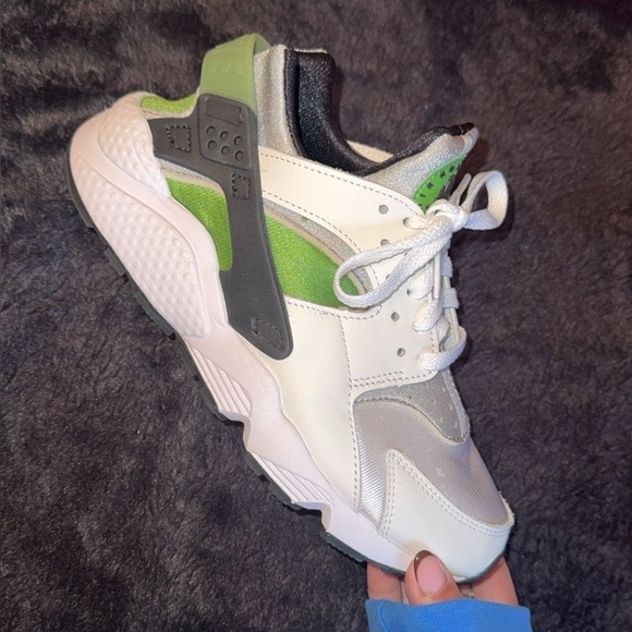 Women’s Nike Air Huarache Chlorophyll - Picture 1 of 6